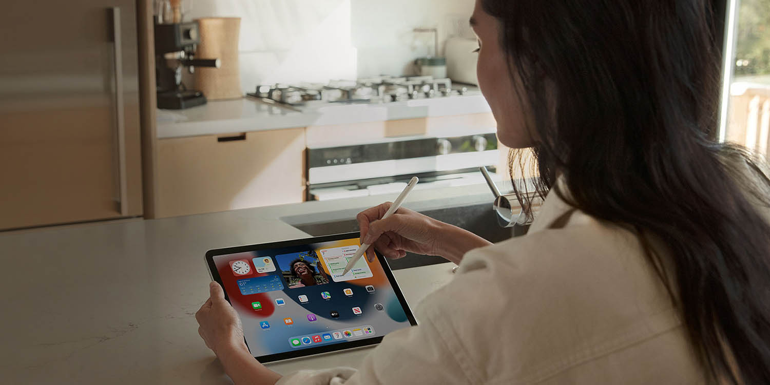 Vrouw met iPad mini in keuken