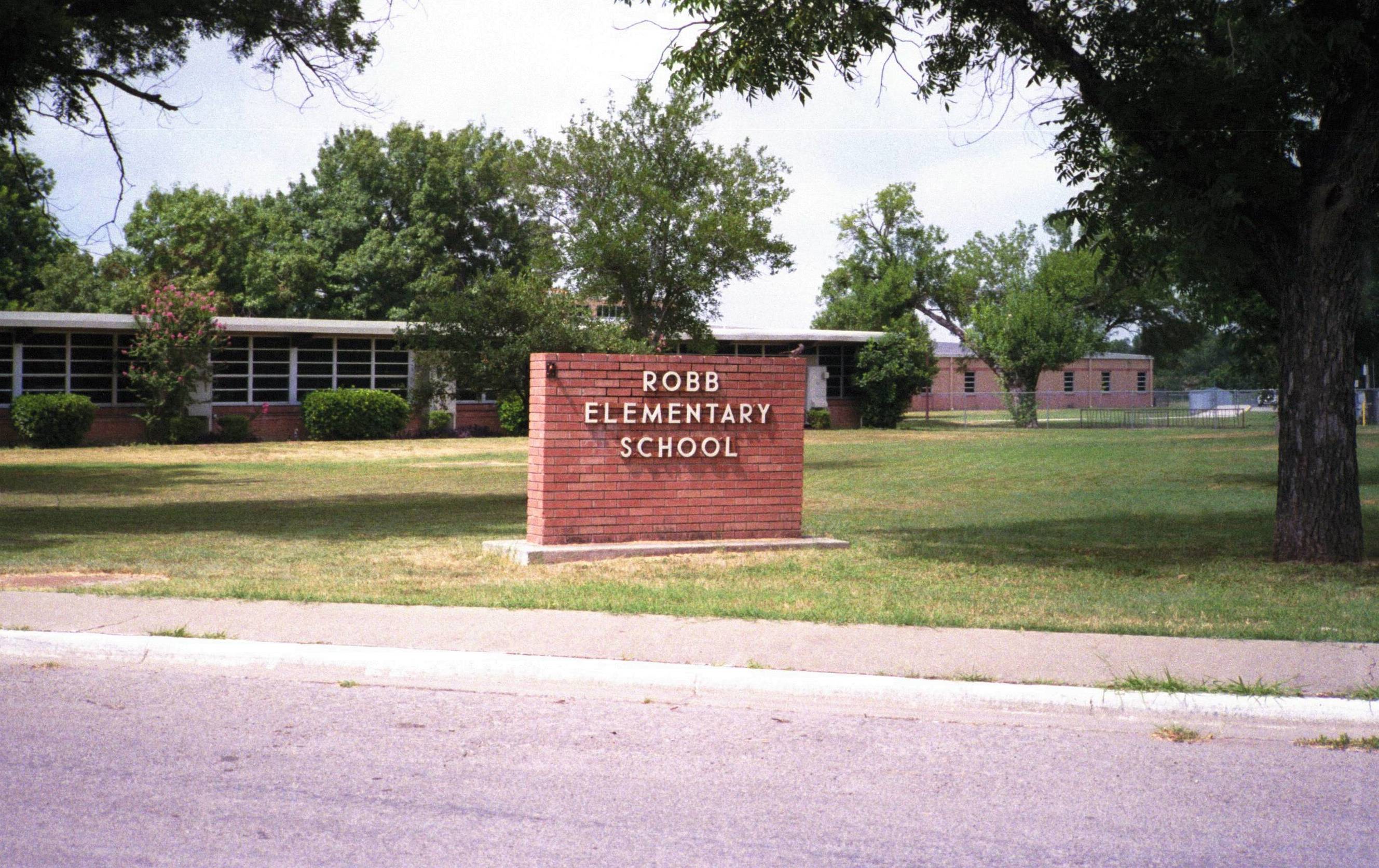 Robb Elementary School Uvalde Texas 2015 (cropped).jpg