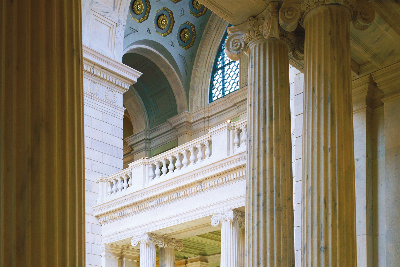 rotunda across background image