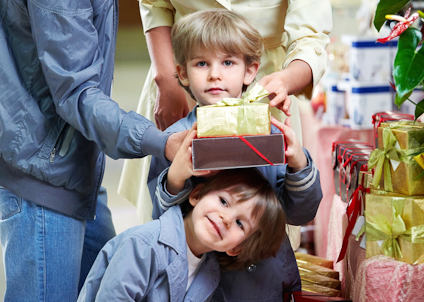 Niño con regalos