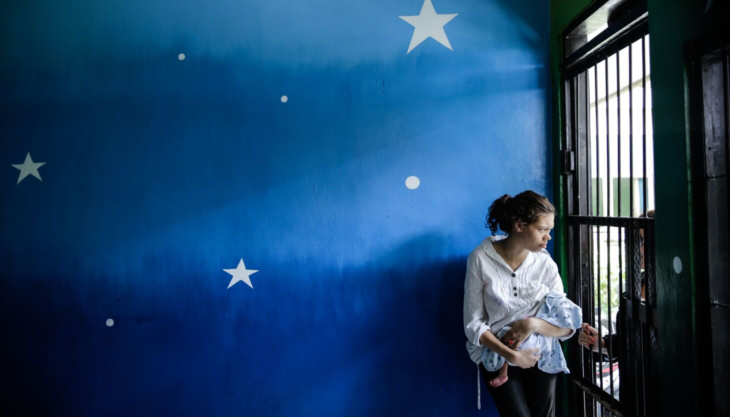 Heather Mack holds her baby in a cell while she talk with his relative before her trial on March 31, 2015 in Denpasar, Bali, Indonesia.