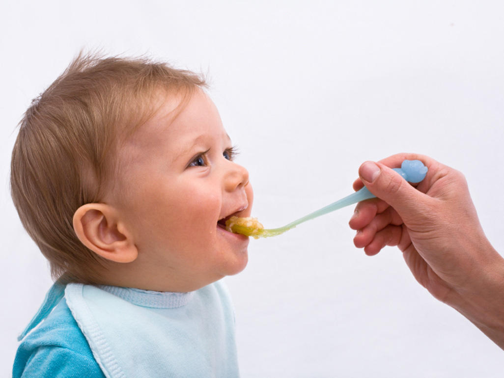 Baby wird mit einem Löffel gefüttert