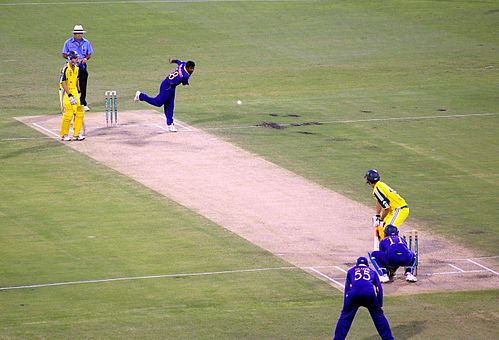 Muralitharan bowling to Adam Gilchrist.jpg