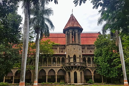 Deccan college houses the museums of Maratha history and Indian archaeology.