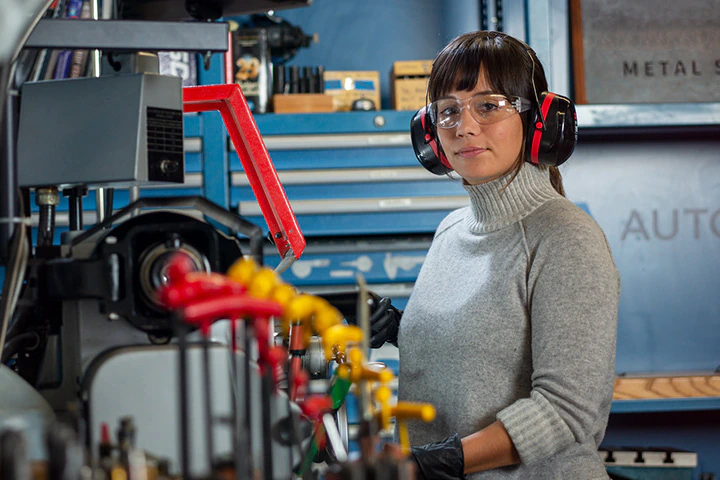 Kobieta pracująca w warsztacie metalowym w Centrum Technologii Autodesk San Francisco