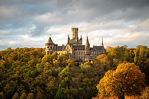 Schloss Marienburg im herbstlichen Abendlicht.jpg