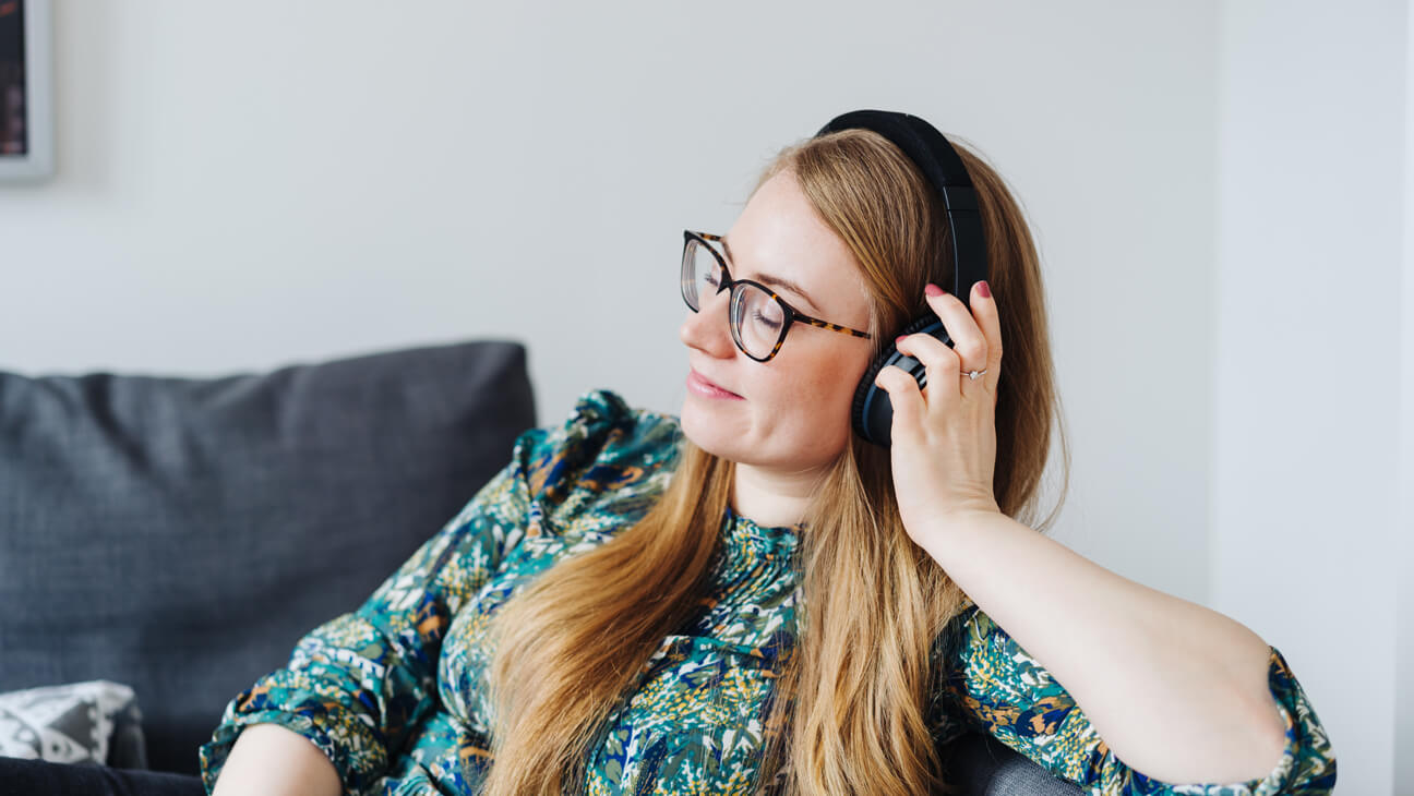 Vrouw luistert naar podcast