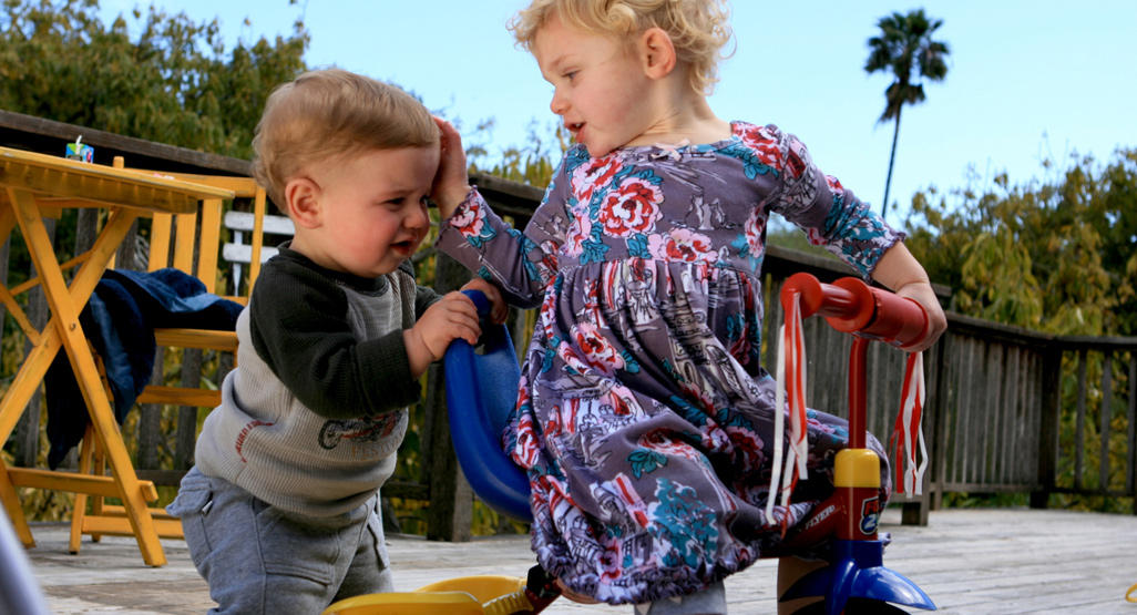 niños peleando 