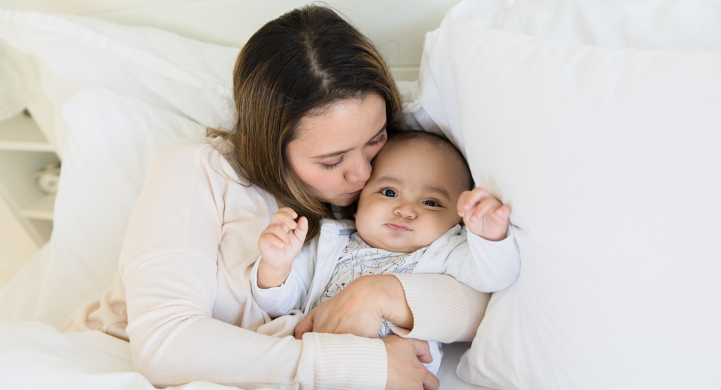 Mamá con recién nacido en brazos