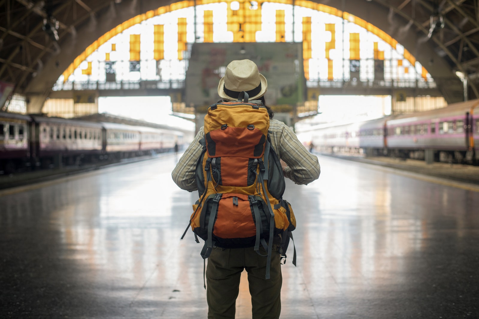 Un viaggiatore alla stazione dei treni