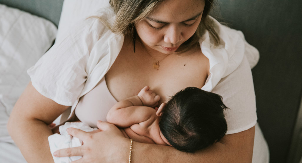 mujer amamantando a bebé