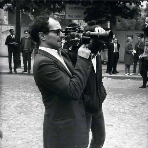 Der Regisseur Jean-Luc Godard filmt mit einer Kamera (Foto: IMAGO, IMAGO / ZUMA Wire)