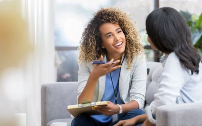 Encouraging therapist talks with young woman