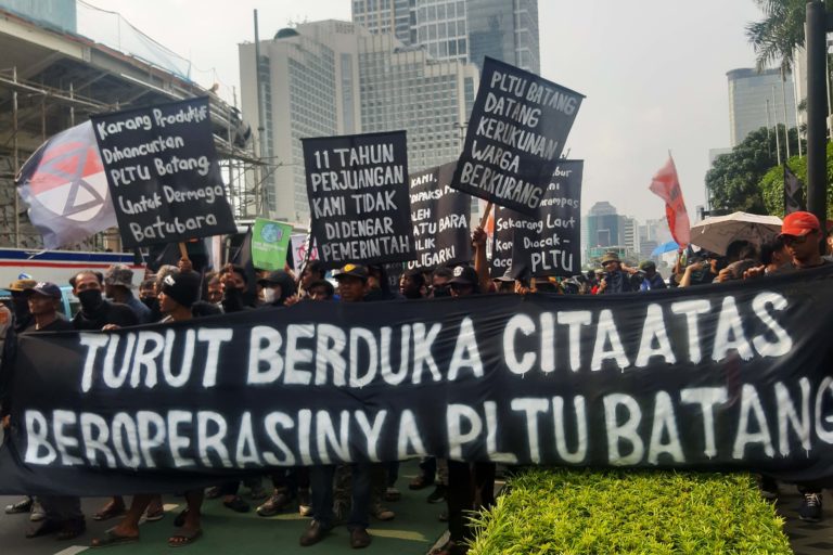 Aksi pemuda dari Batang, yang merasakan dampak dari kehadiran pembangkit batubara ini. Foto: Lusia Arumingtyas/ Mongabay Indonesia