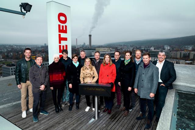 30 Jahre Jubiläum SRF Meteo Meteo Das Meteo-Team im Meteo-Studio auf dem Dach des SRF-Hochhauses v.l. Gaudenz Flury, Peter Pöschl, Sandra Boner, Yvo Sonderegger, Claudia Hürlimann, Jürg Zogg, Nicole Glauser, Sabine Balmer, Christoph Siegrist, Daniela Schmuki, Jan Eitel, Luzian Schmassmann, Felix Blumer 2018