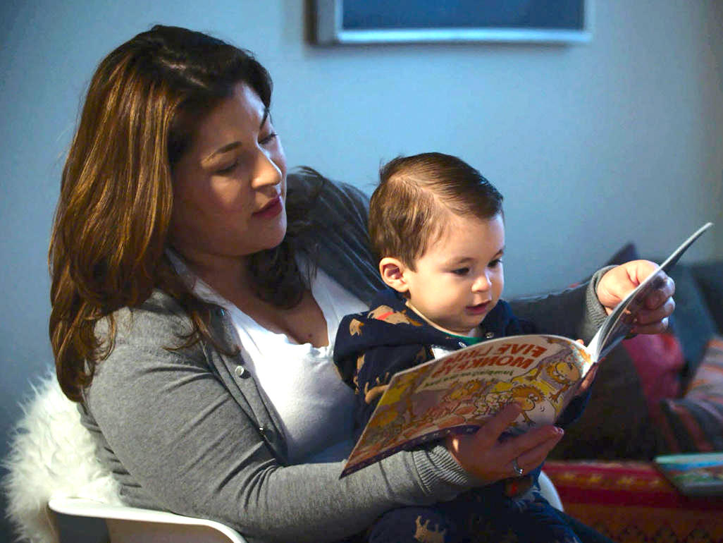 Mãe lendo livro para a criança