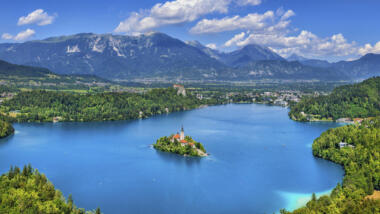 Insel in einem See mit Kirche