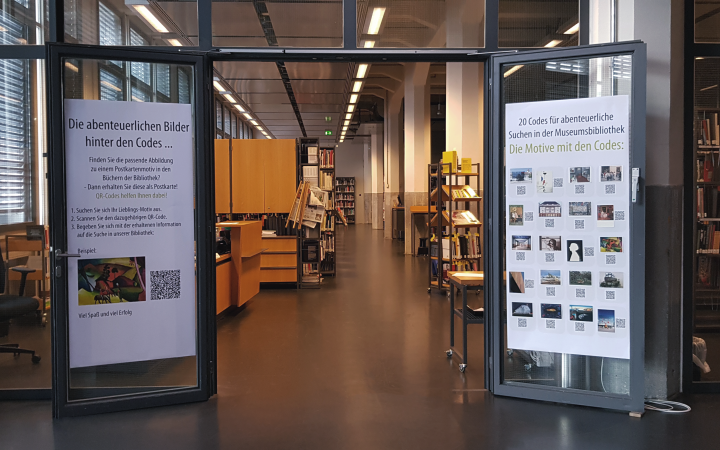 Eingang zur Bibliothek mit QR-Codes