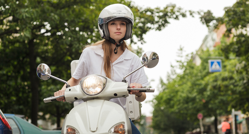 grávida andando de moto