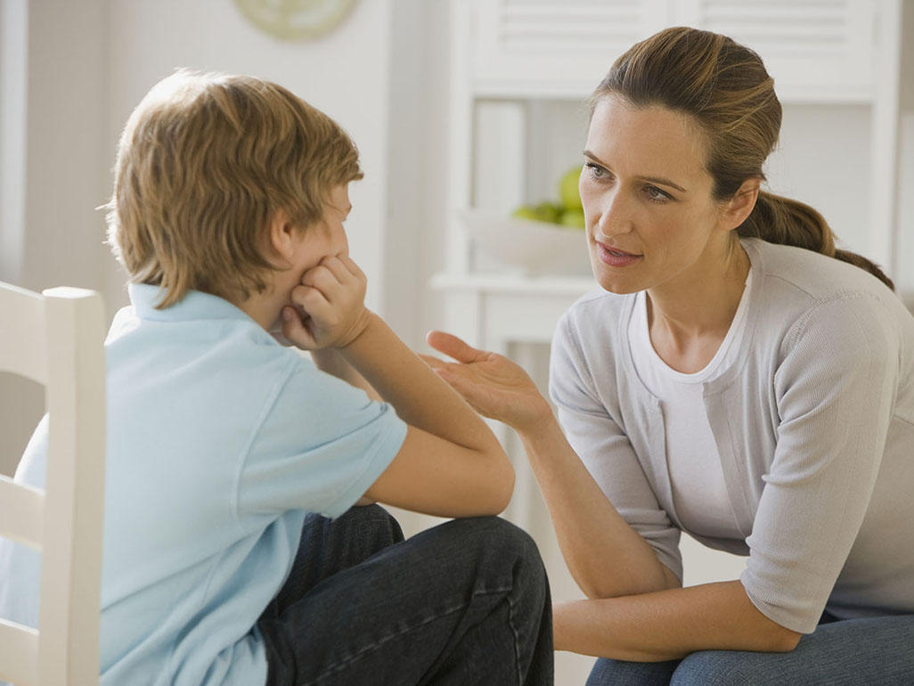 Mutter spricht streng mit Sohn