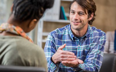 Man discusses something with therapist