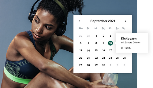 Ein Kalender von Wix Bookings, das Einzelheiten zu Fitnesskursen darstellt, daneben eine Frau in Sportkleidung.