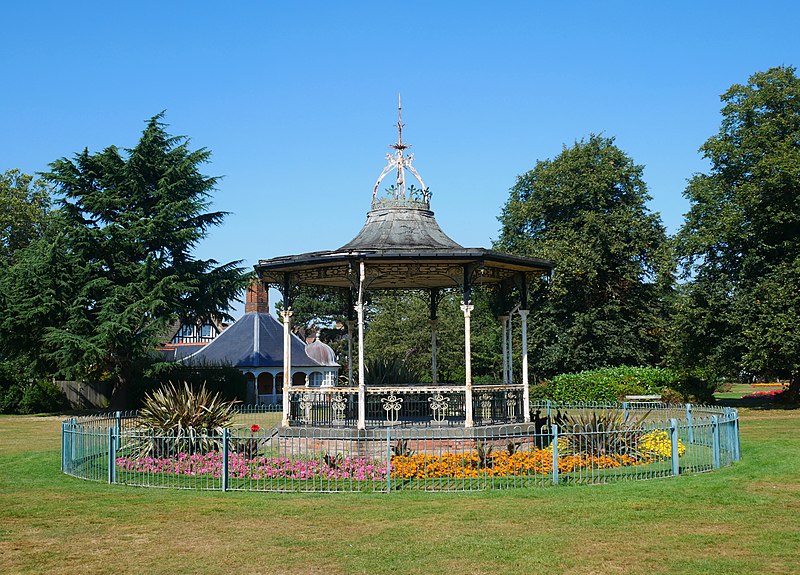 File:Bowie Bandstand, Croydon Road Recreation Ground (02).jpg