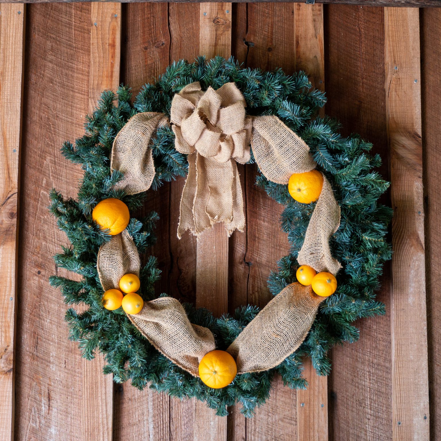 Christmas wreath hung on a wooden wall. Photo contributed by ChrisEdwardsCE to the WordPress Photo Directory.