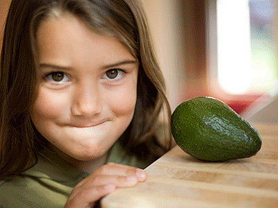 Niña con aguacate