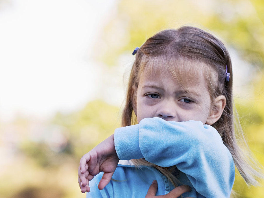 Niña tosiendo