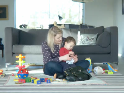 Mamá y niño jugando