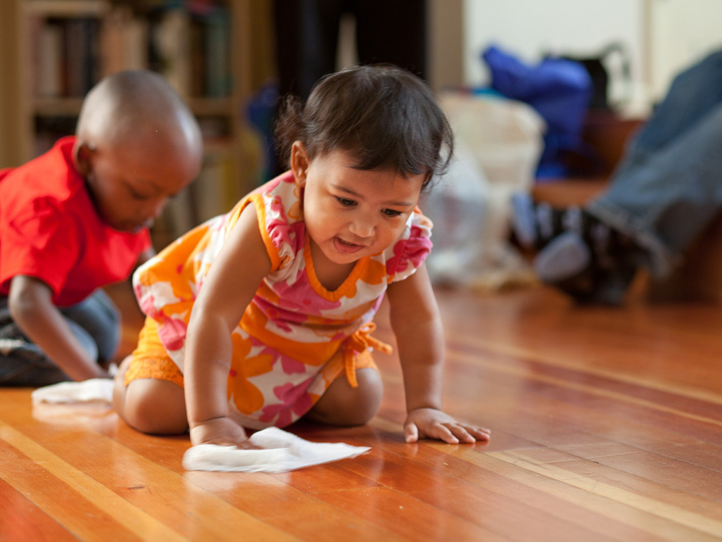 Niña ayudando