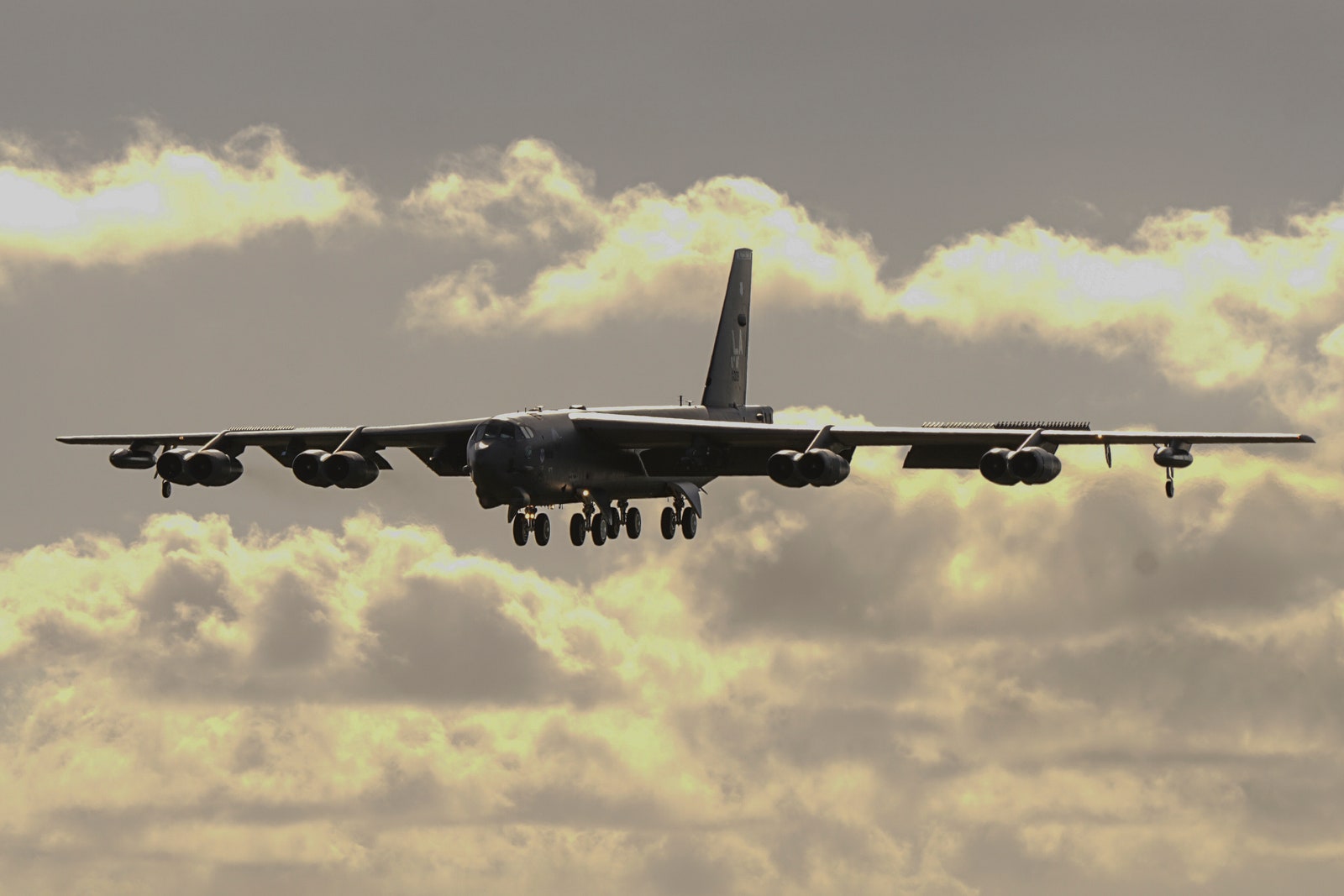 Un bombardiere B52 Stratofortress statunitense in fase di atterraggio