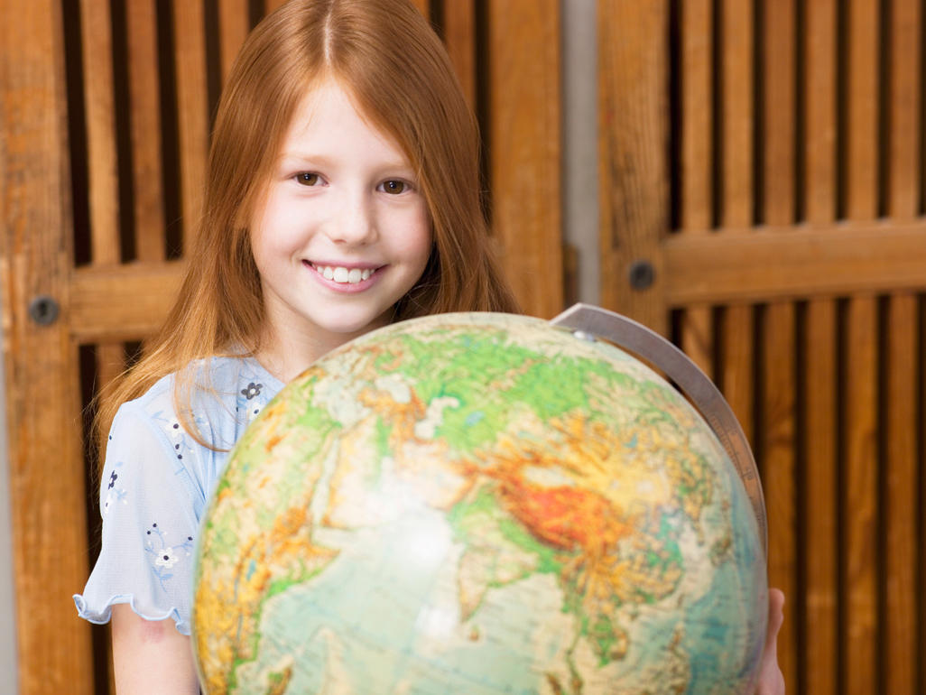 menina com globo terrestre