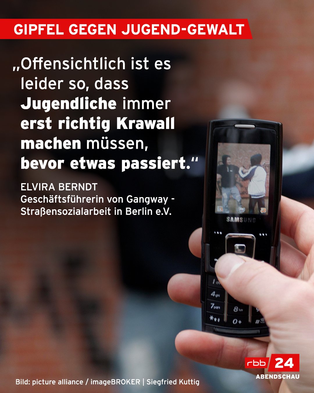 Im Hintergrund sind zwei Jugendliche zu sehen, die sich vor einer Hauswand prügeln. Im Vordergund eine Hand mit Handy, die das Geschehen filmt.
Der Bildtext lautet: Gipfel gegen Jugendgewalt. Zitat: "Offensichtlich ist es leider so, dass Jugendliche immer erst richtig Krawall machen müssen, bevor etwas passiert." - Elvira Berndt, Geschäftsführerin von Gangway - Straßensozialarbeit in Berlin e.V.