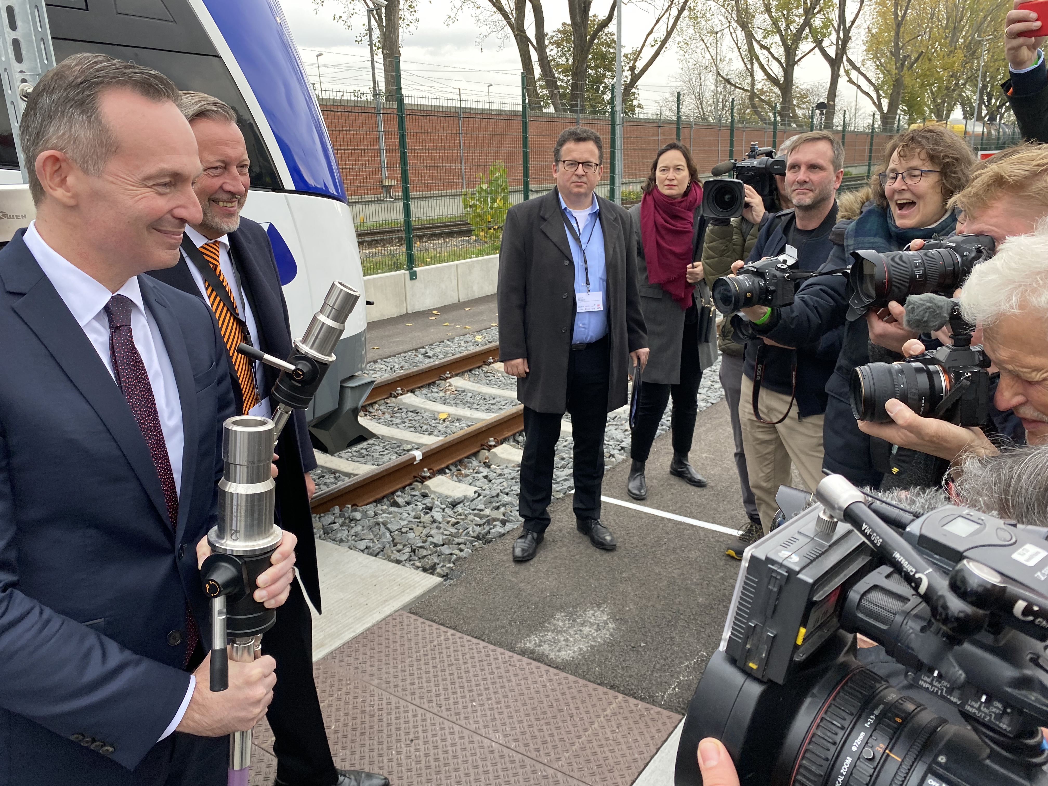 Volker Wissing hält Wasserstoffzapfhahn.