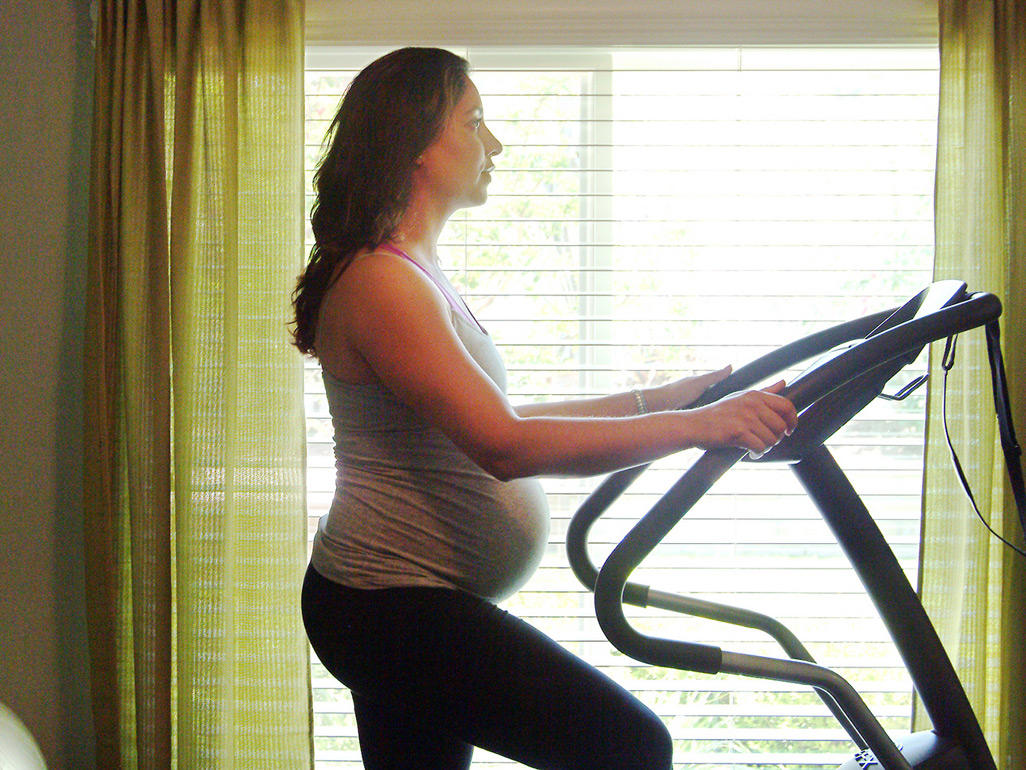 Embarazada en máquina de ejercicio