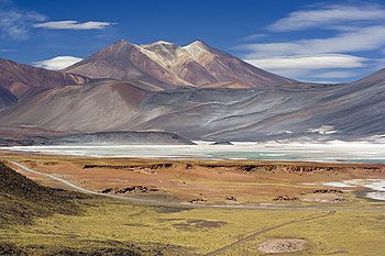 Seka lago Salar de Talar en la Ĉiliaj Andoj.