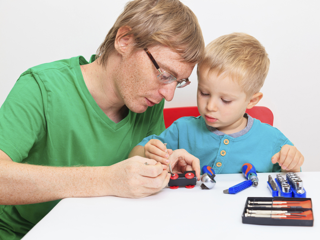 pai e filho brincando