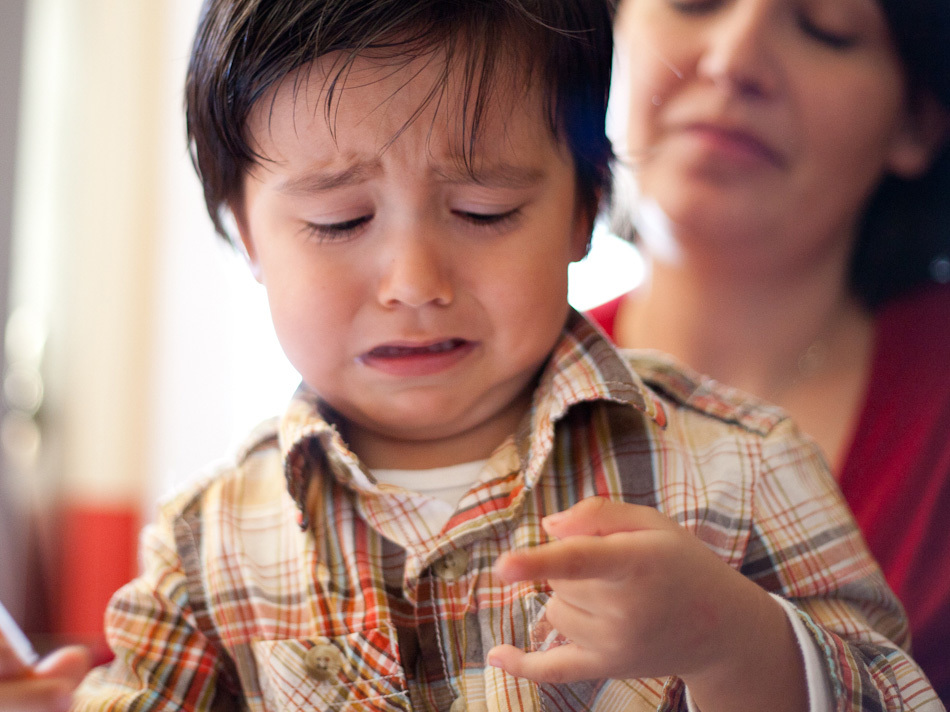 Niño llorando con mamá