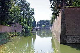 Douves et remparts de l'enceinte du Quesnoy.