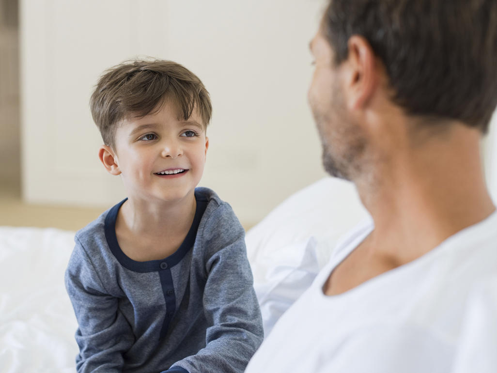 niño hablando con padre