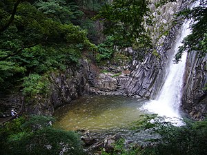 布引の滝の一つである雄滝、兵庫県神戸市