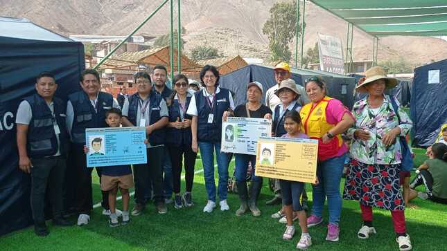 Fotografía de Jefa nacional en Pachacamac y primeros ciudadanos documentados. 