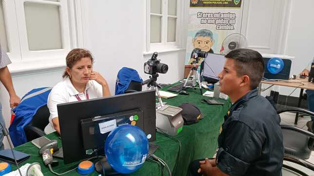 Efectivo policial realizando trámite de DNI