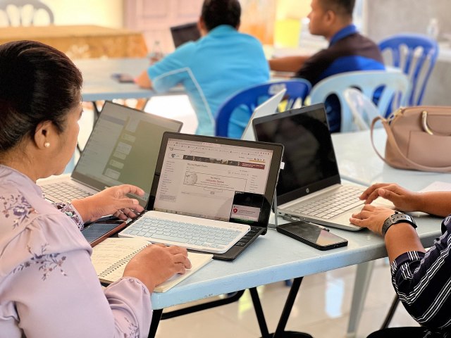 Aboriginal teachers editing Wikipedia