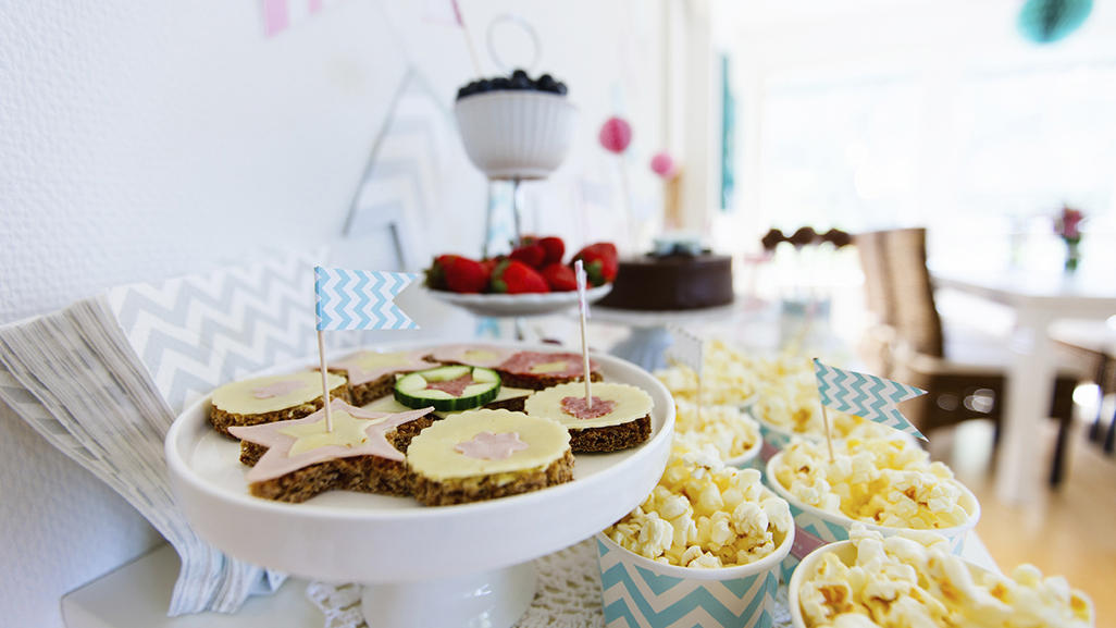 Mesa de aperitivos de un baby shower