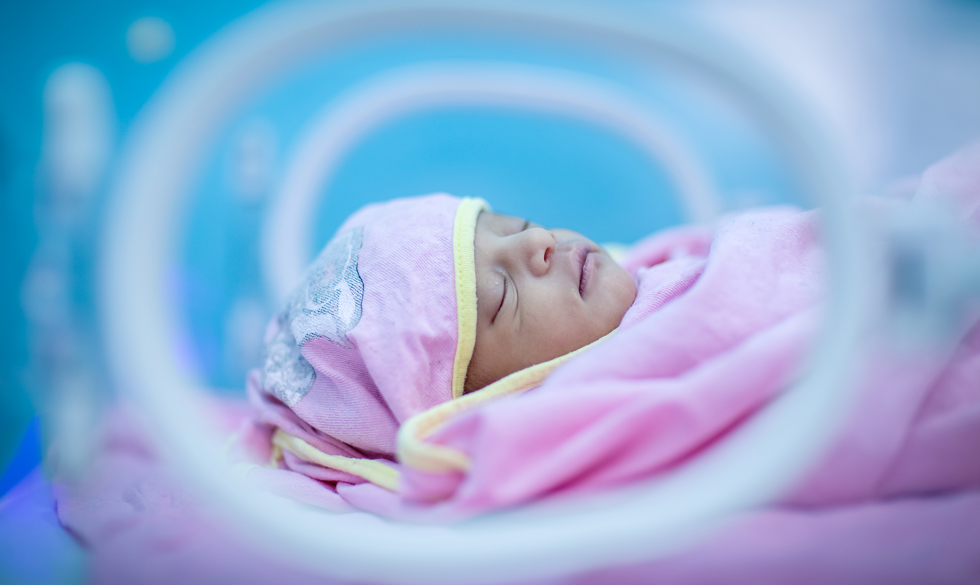 Preterm baby kept warm in incubator_UNICEF Ethiopia