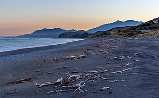 Plage de sable noir à l'embouchure du Kekerengu (Nouvelle-Zélande). (définition réelle 5 411 × 3 335)