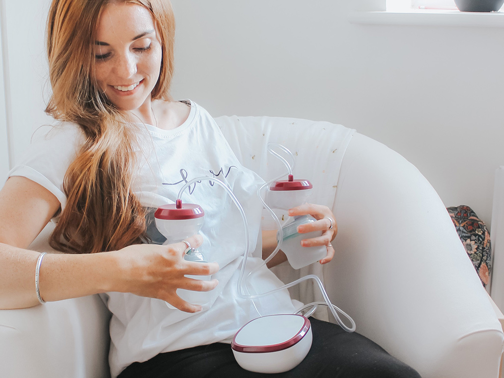 Crystal Lily trying out the Tommee Tippee breast pump